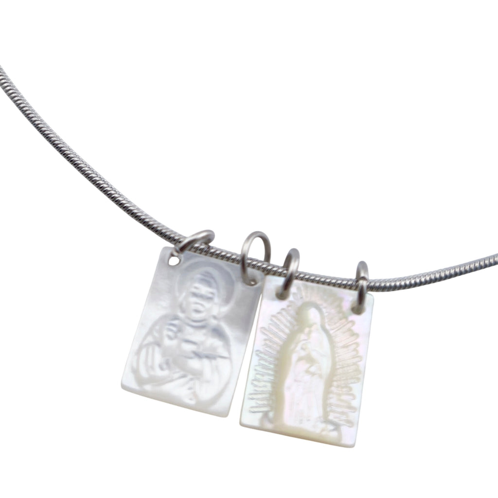Colar Escapulário Amparo prateado, pormenor das medalhas, sobre fundo branco.
