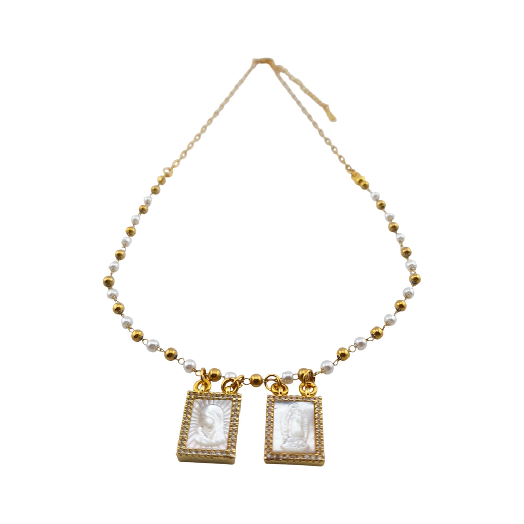 Colar Escapulário Luz Celestial dourado, com pérolas, vista de frente, sobre fundo branco.