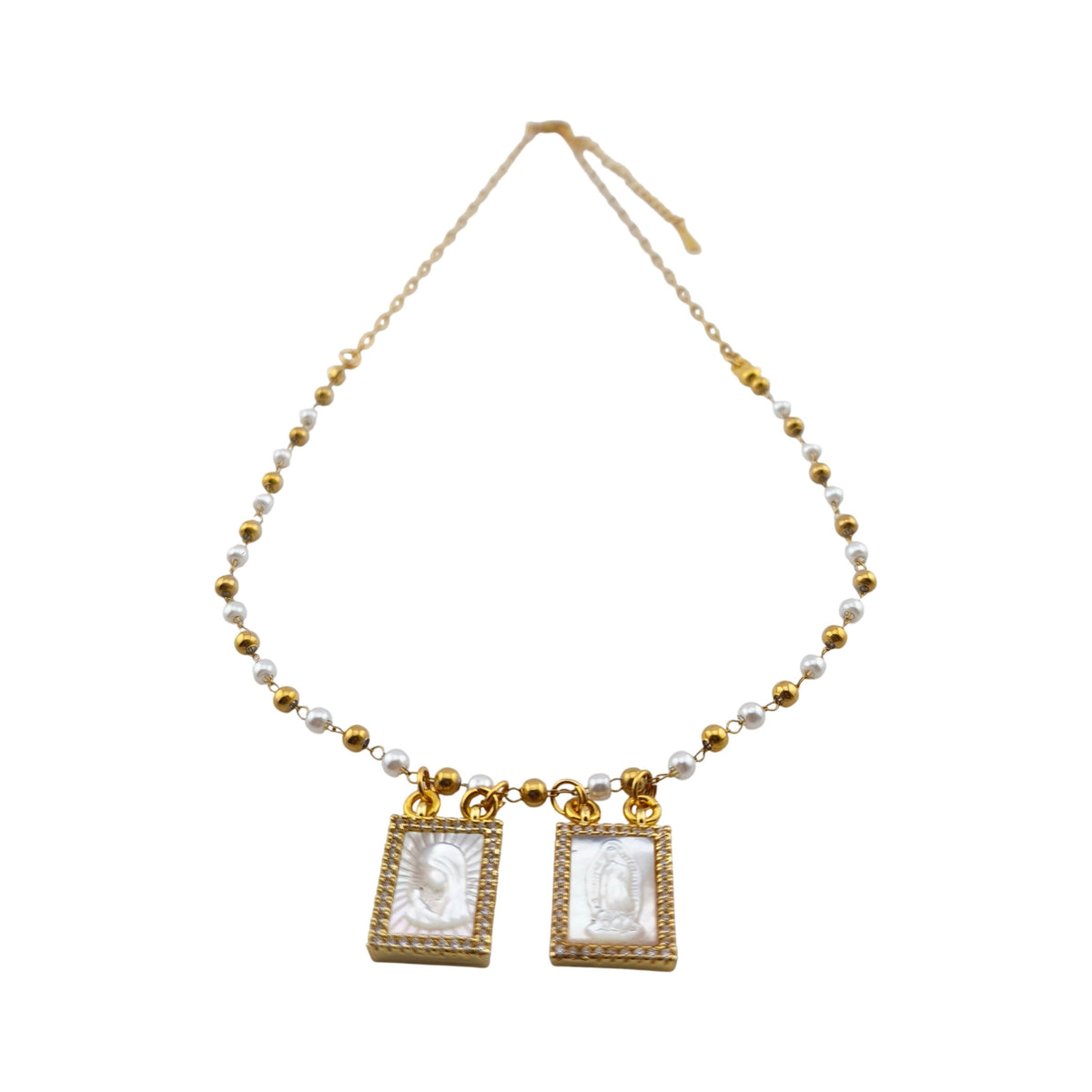Colar Escapulário Luz Celestial dourado, com pérolas, vista de frente, sobre fundo branco.