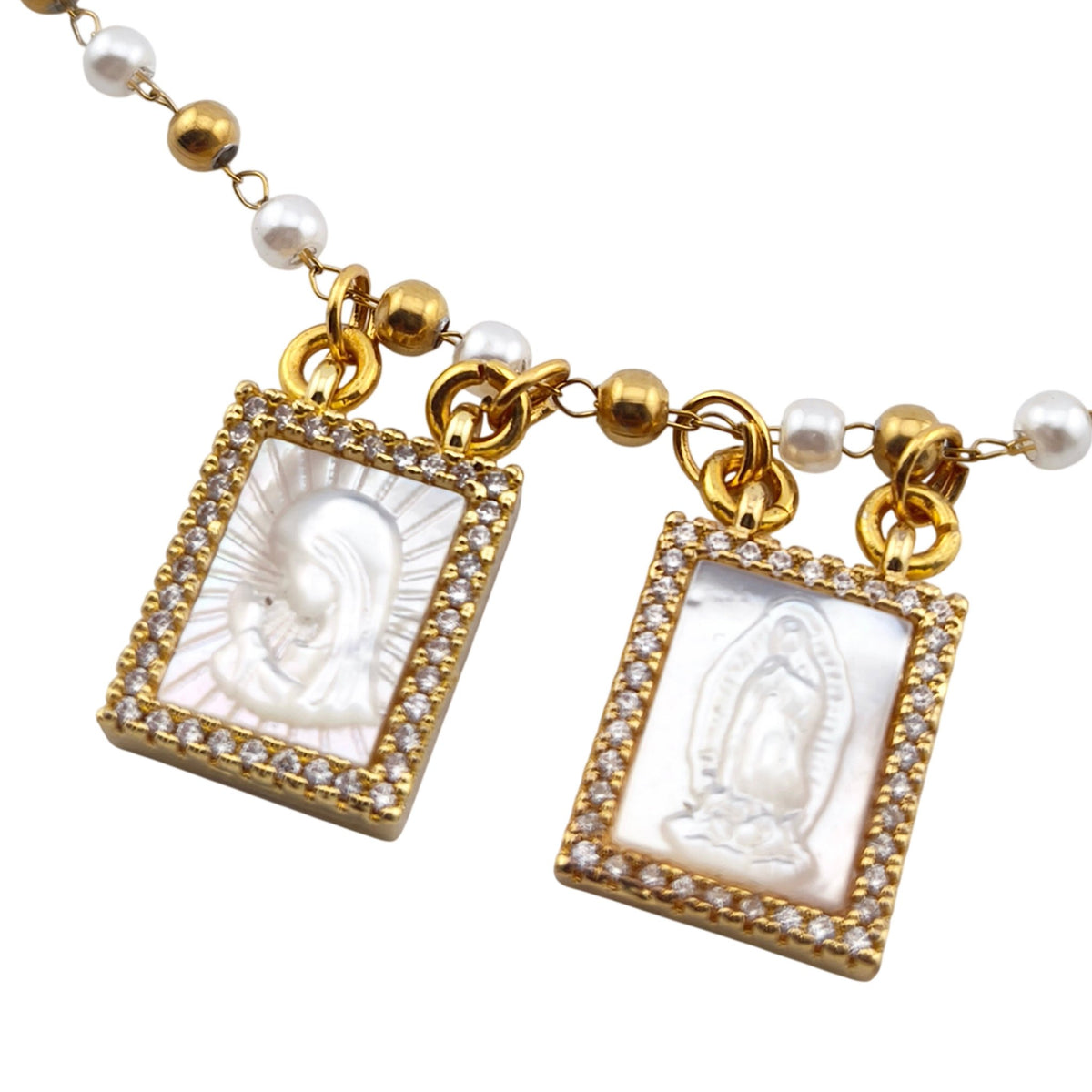Colar Escapulário Luz Celestial dourado, pormenor das pérolas, sobre fundo branco.