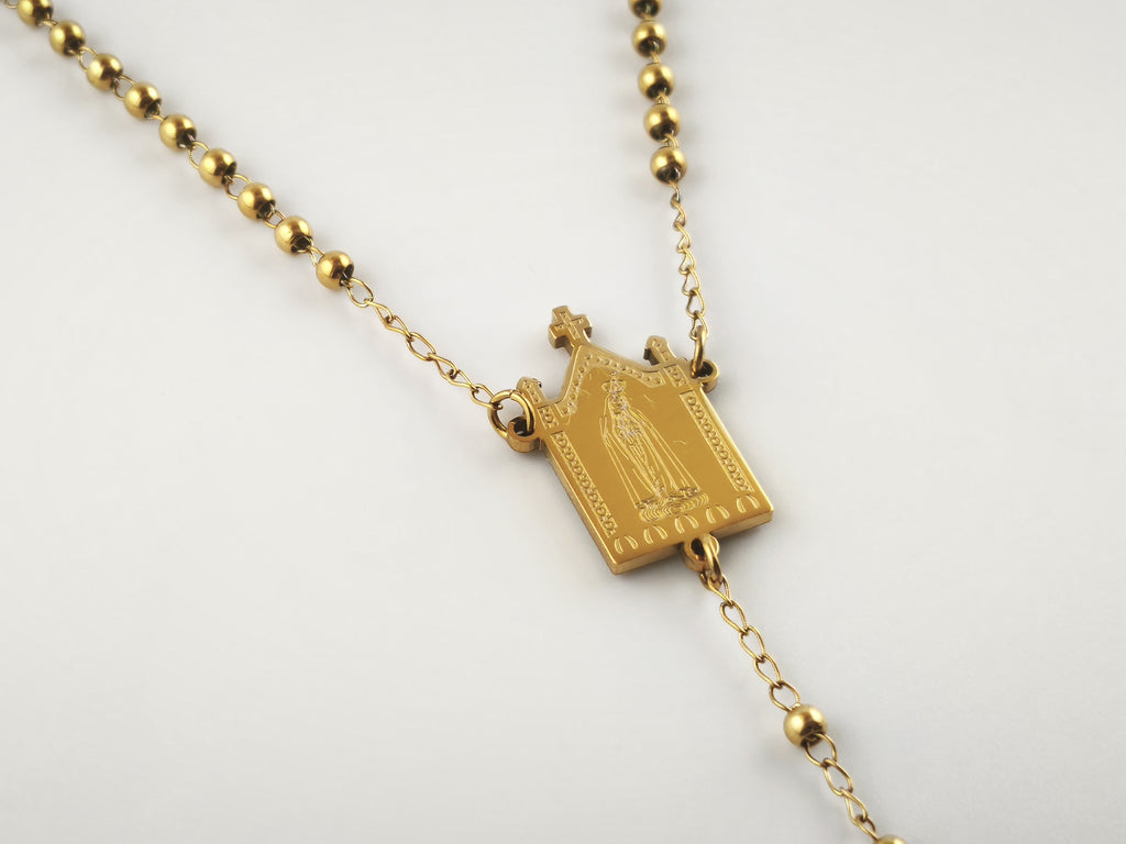 Terço Oratório dourado: pormenor da medalha em forma de pequena capela, com Nossa Senhora de Fátima