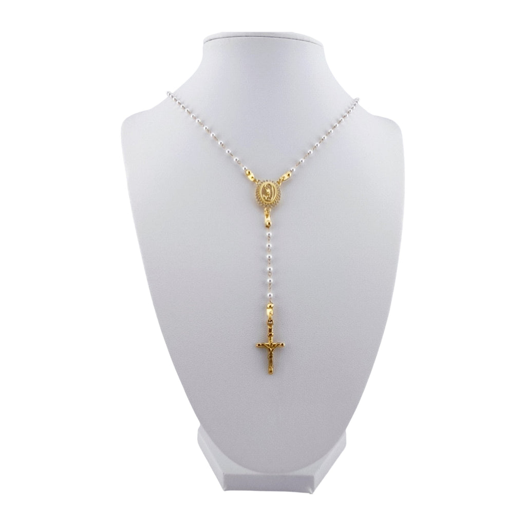 Colar Tipo Terço Luz Mariana dourado, com pérolas e zircónias, apresentado em expositor.