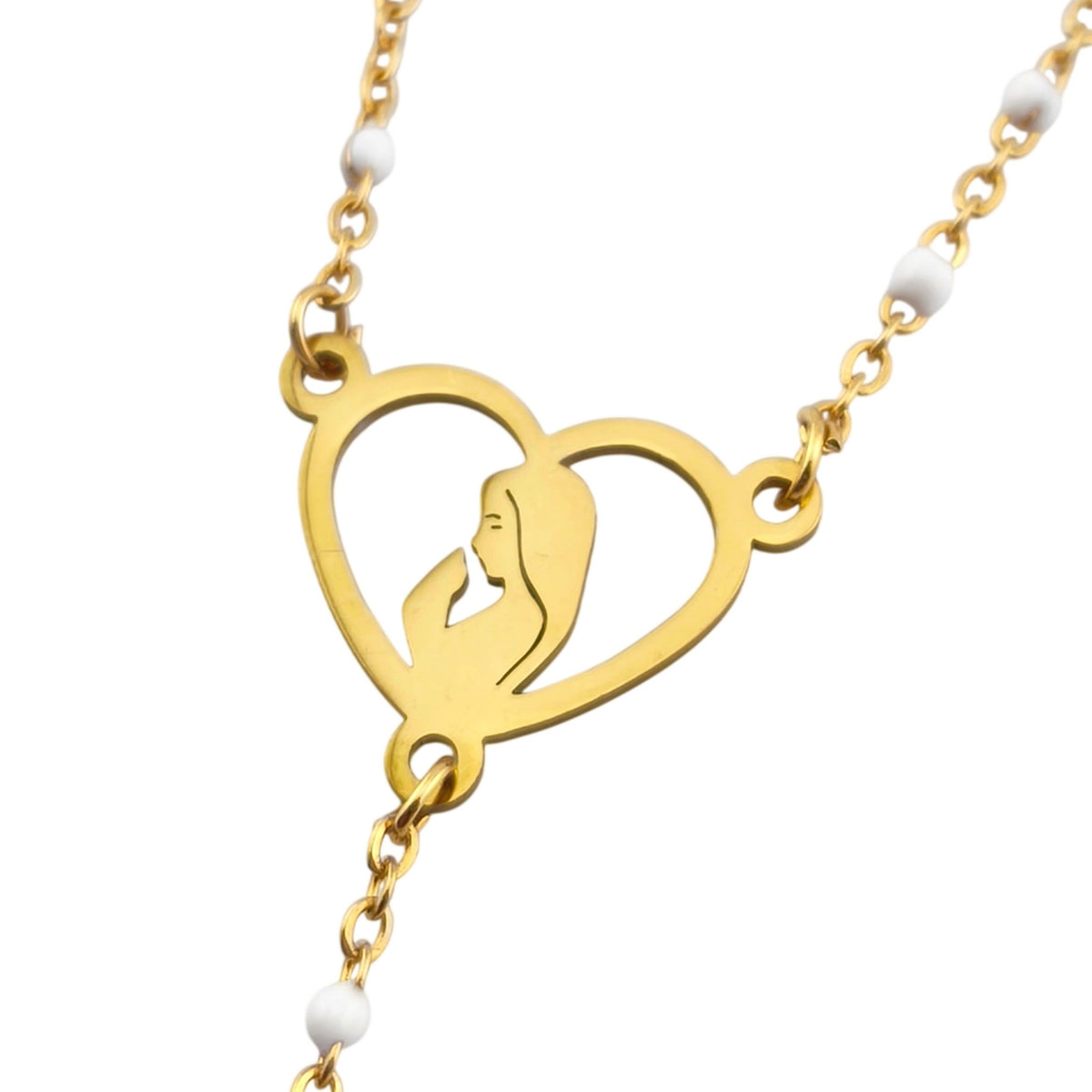 Colar Tipo Terço Alva dourado, pormenor da medalha, sobre fundo branco.