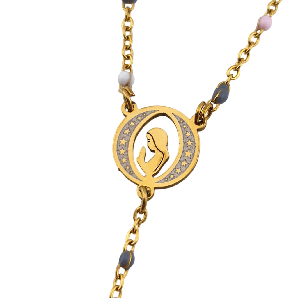 Colar Tipo Terço Aurora de Fé dourado, pormenor da medalha, sobre fundo branco.
