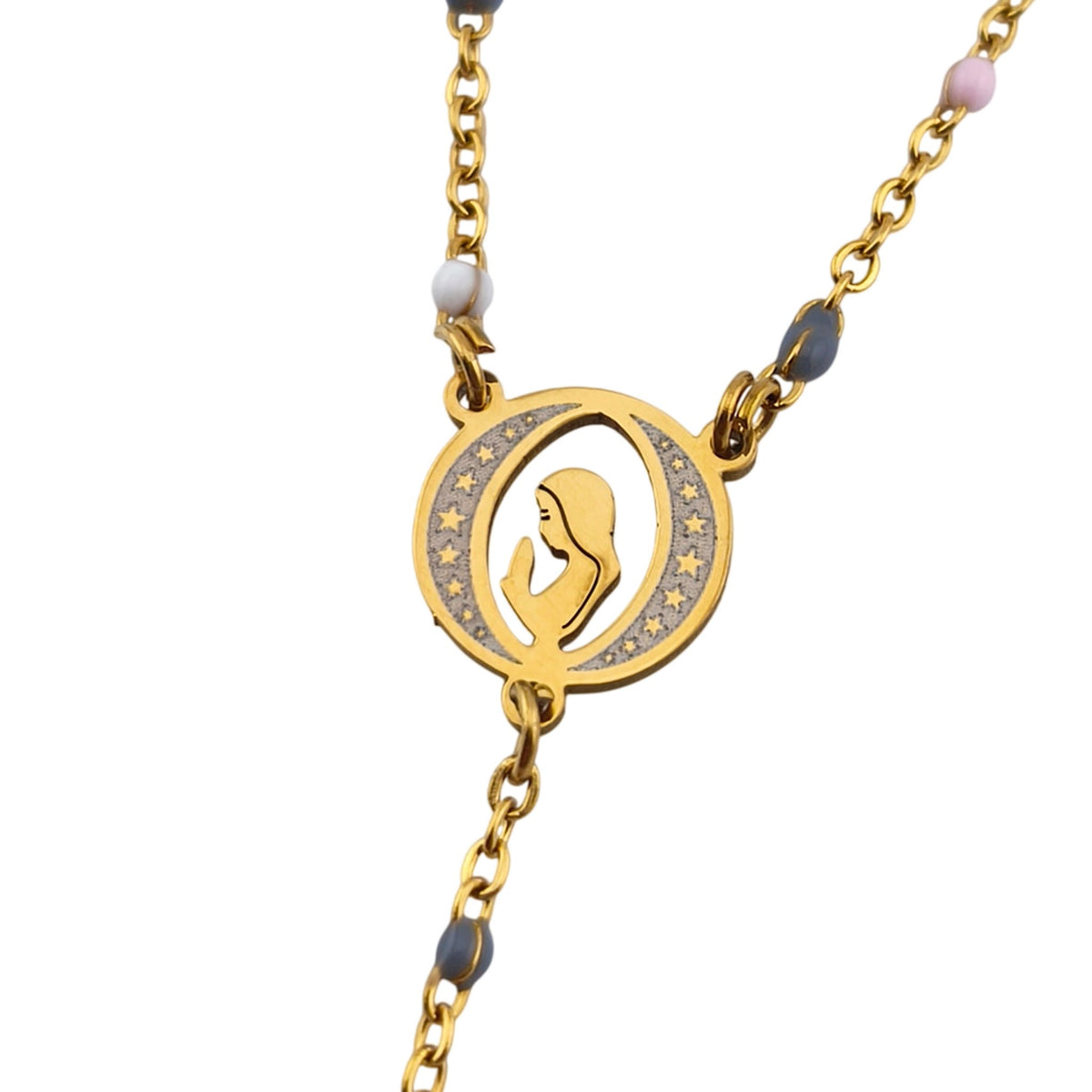 Colar Tipo Terço Aurora de Fé dourado, pormenor da medalha, sobre fundo branco.