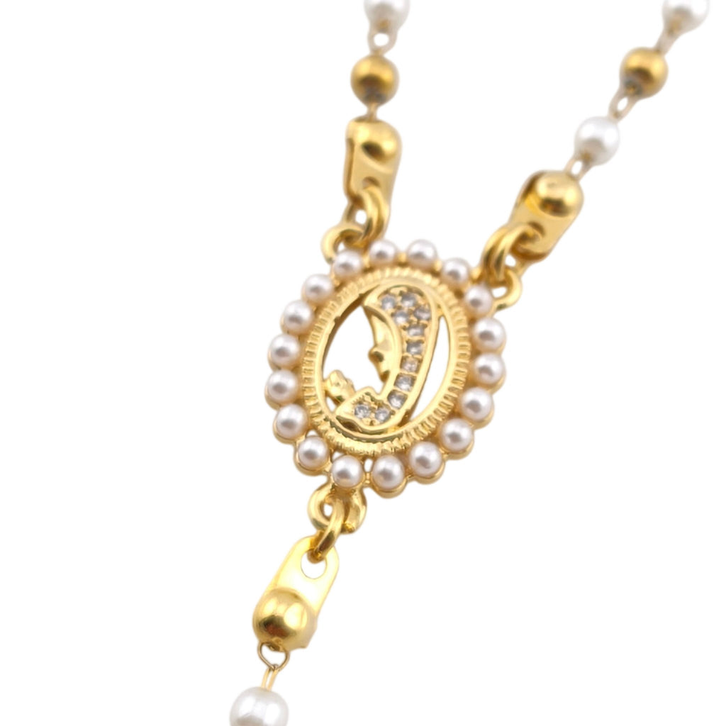 Colar Tipo Terço Pérola Celeste dourado, pormenor da medalha, sobre fundo branco.