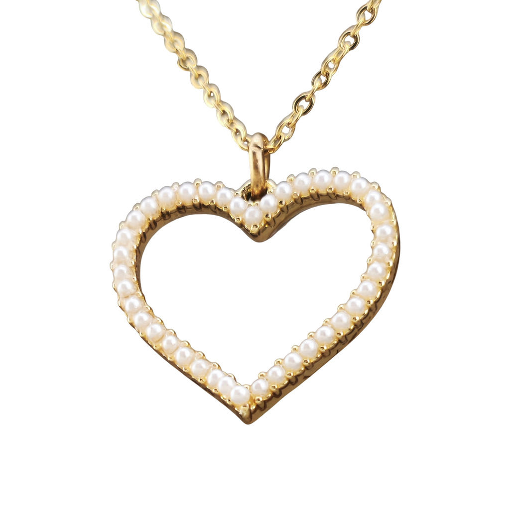Fio Coração Eterno dourado, pormenor do pendente, sobre fundo branco.