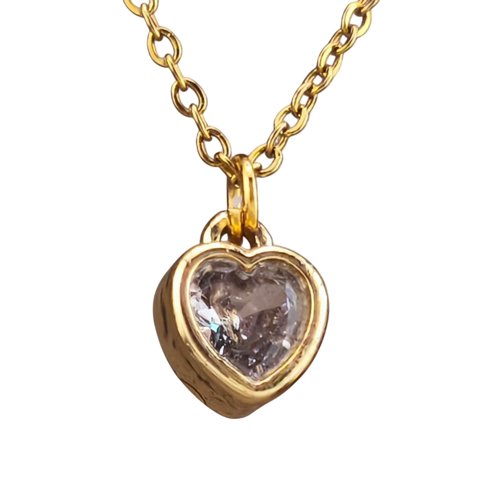 Fio Delicadeza do Amor dourado, pormenor do pendente, sobre fundo branco.