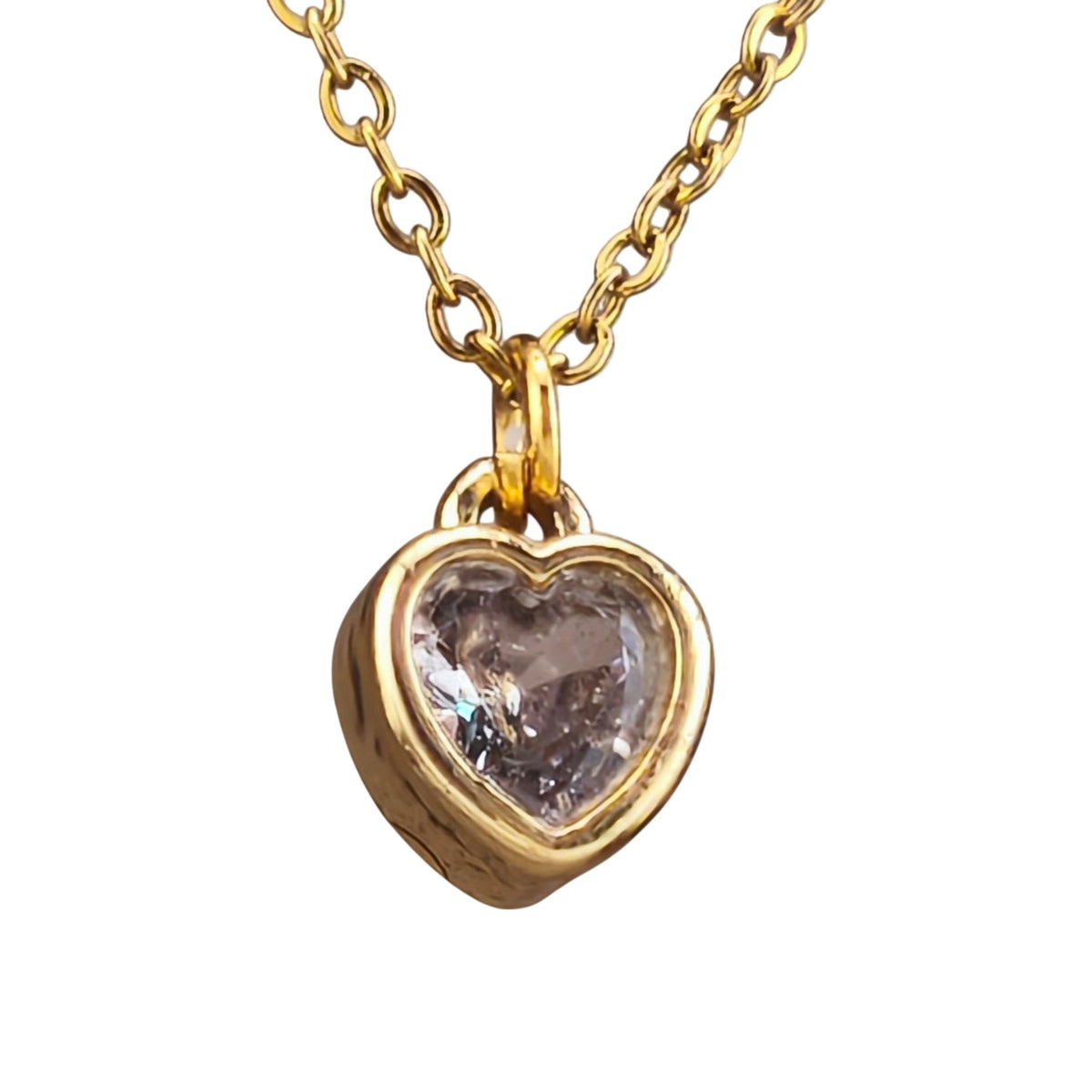 Fio Delicadeza do Amor dourado, pormenor do pendente, sobre fundo branco.