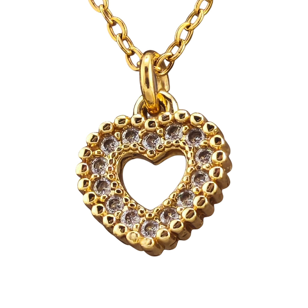 Fio Harmonia do Amor dourado, pormenor do pendente, sobre fundo branco.