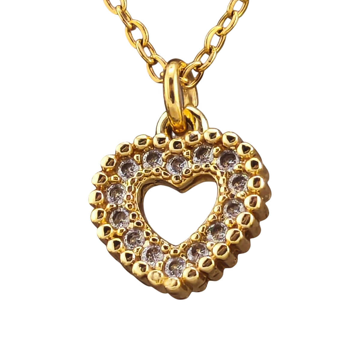 Fio Harmonia do Amor dourado, pormenor do pendente, sobre fundo branco.