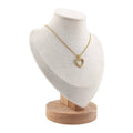 Fio Eco do Amor dourado, com pendente coração e zircónias, apresentado em expositor.