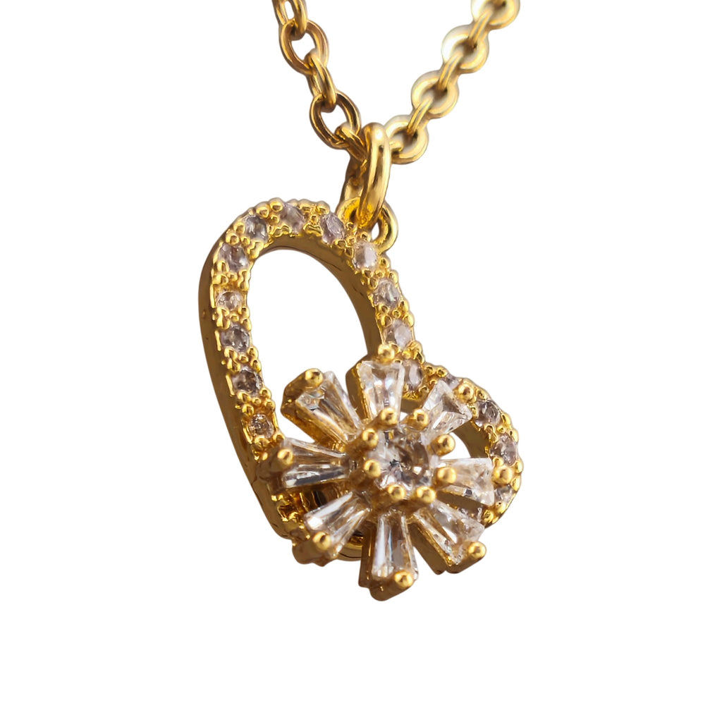 Fio Sopro de Amor dourado, pormenor do pendente, sobre fundo branco.