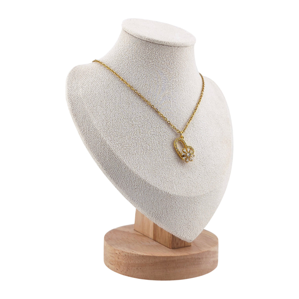 Fio Sopro de Amor dourado, com pendente coração e flor móvel cravejada de zircónias, apresentado em expositor.