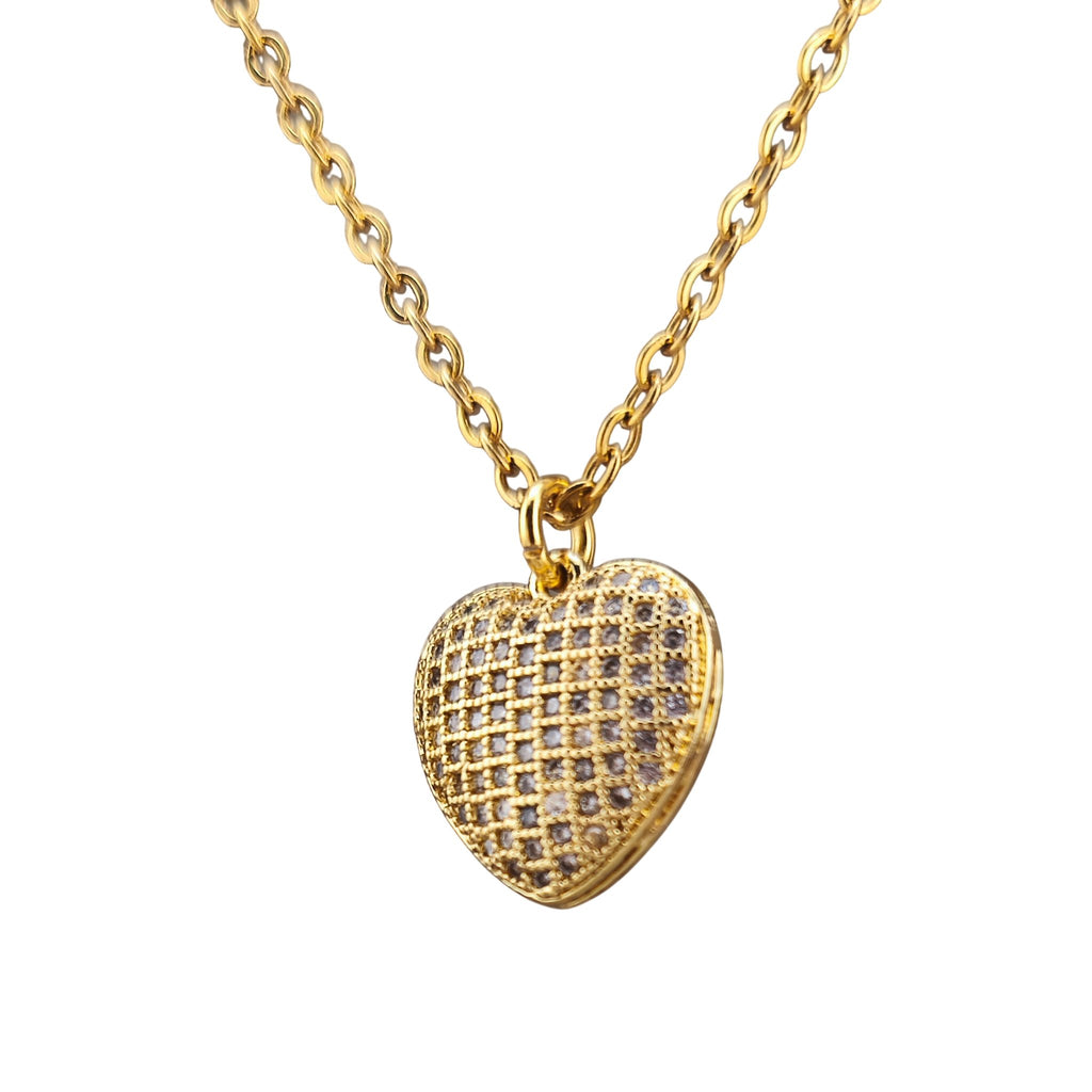 Fio Doce Coração dourado, pormenor do pendente, sobre fundo branco.