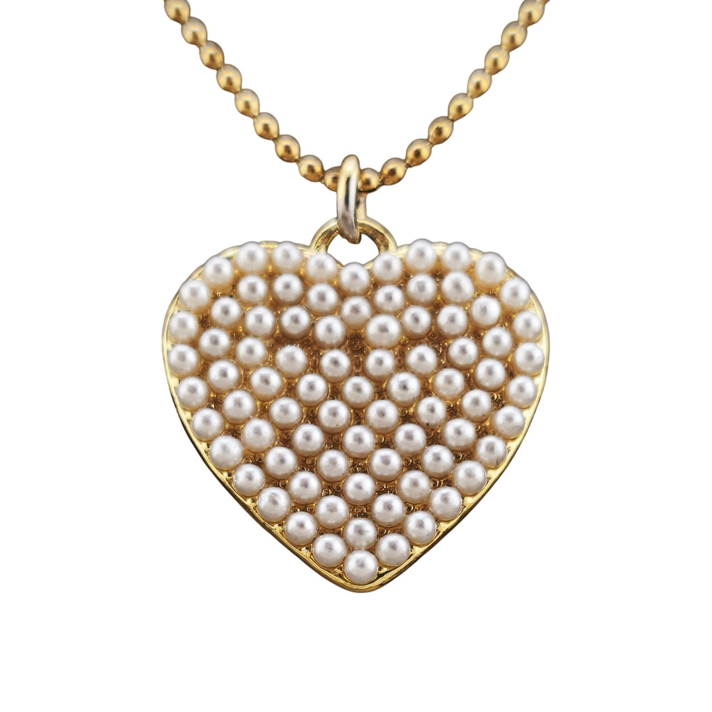 Fio Coração de Pérolas dourado, pormenor do pendente, sobre fundo branco.