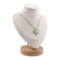 Fio Coração Celestial dourado, com pendente coração, pérolas e zircónias, apresentado em expositor.