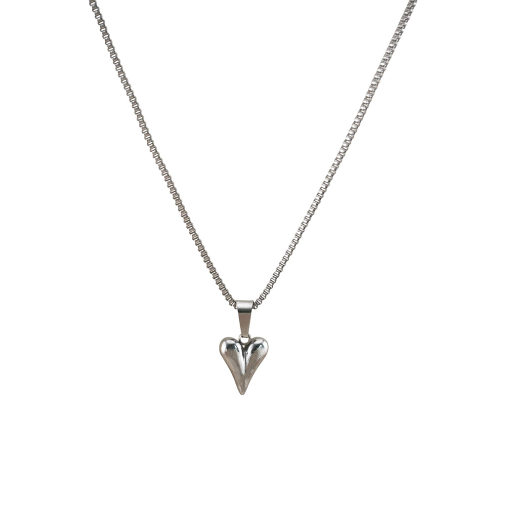 Fio Essência do Amor prateado, com corrente Veneziana e pendente coração em aço inoxidável, sobre fundo branco.