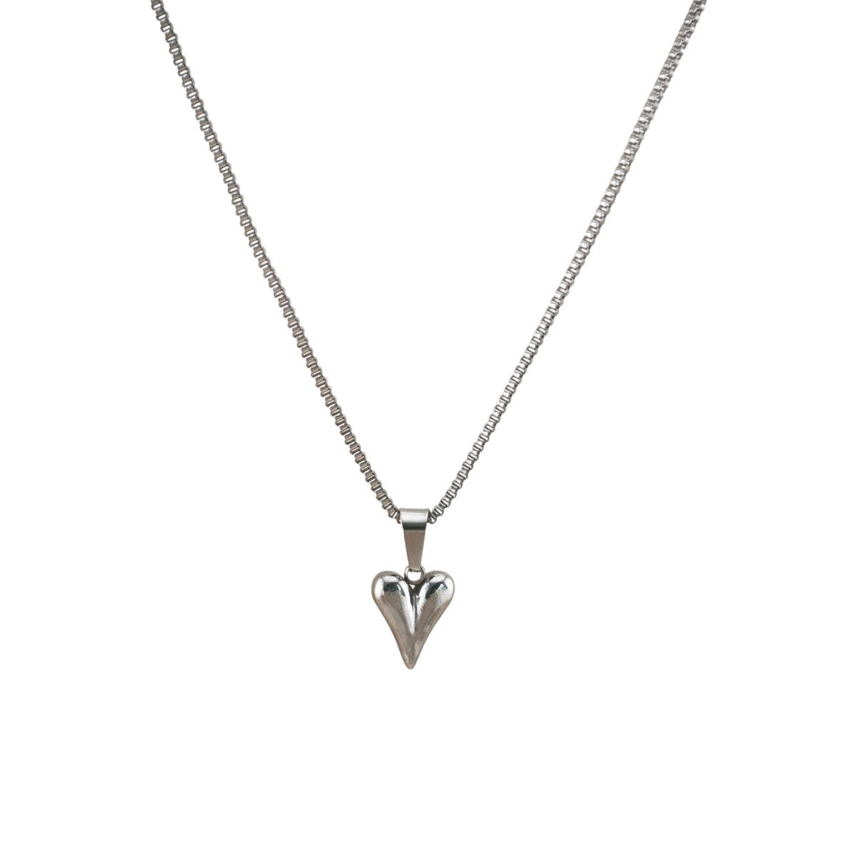 Fio Essência do Amor prateado, com corrente Veneziana e pendente coração em aço inoxidável, sobre fundo branco.