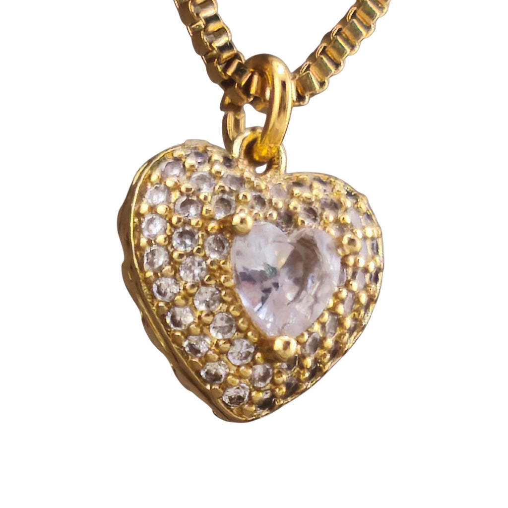 Fio Abraço do Amor dourado, pormenor do pendente, sobre fundo branco.