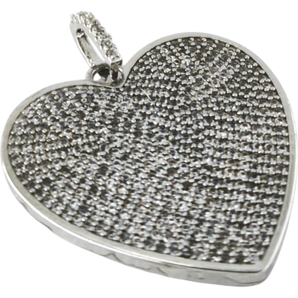 Detalhe oblíquo do Pendente Amor de Alma prateado, mostrando o perfil e a superfície cravejada com zircónias.
