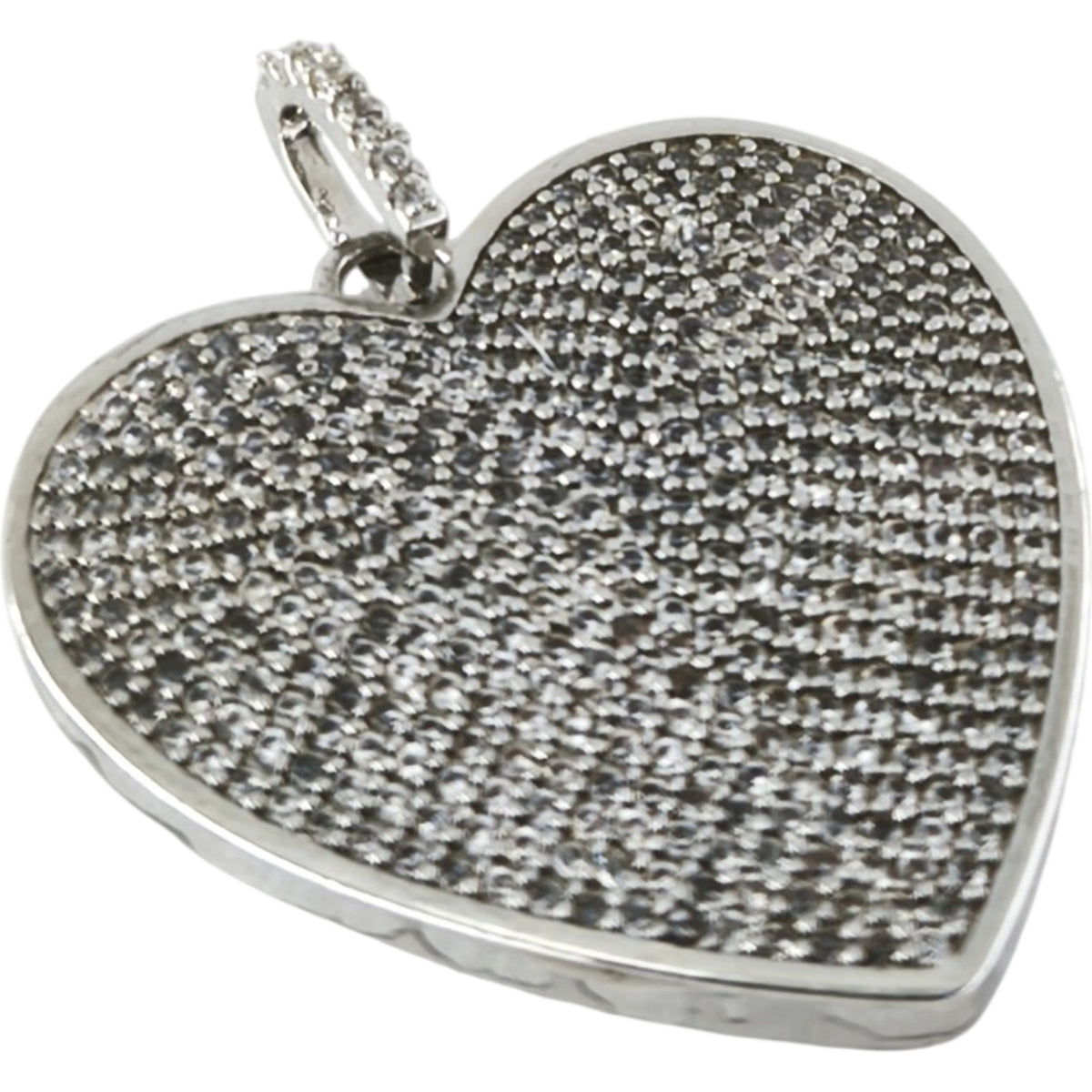Detalhe oblíquo do Pendente Amor de Alma prateado, mostrando o perfil e a superfície cravejada com zircónias.