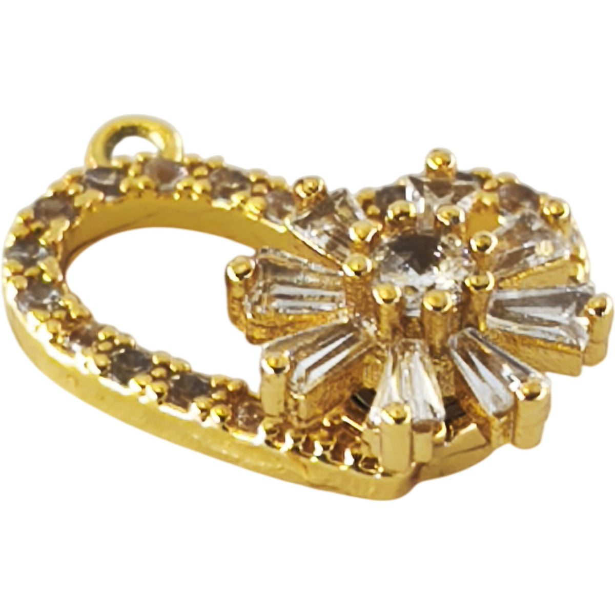 Detalhe do Pendente Sopro de Amor dourado, com zircónias e flor 3D giratória.