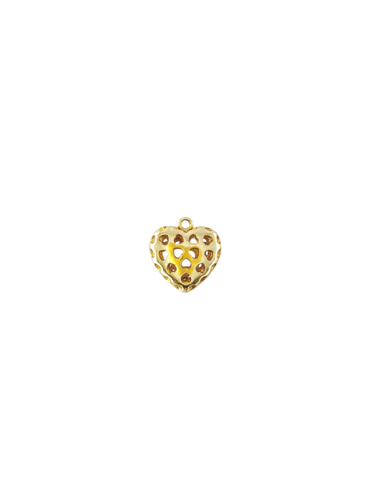 Verso do Pendente Abraço do Amor dourado, com pequenos motivos de coração vazados.