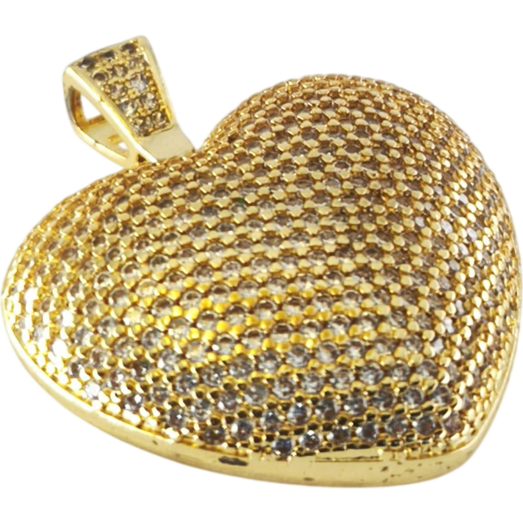 Detalhe do Pendente Segredo do Coração dourado, mostrando o volume abaulado e o cravejado de zircónias.