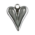Pendente Essência do Amor prateado em aço inoxidável, em forma de coração, sobre fundo branco.