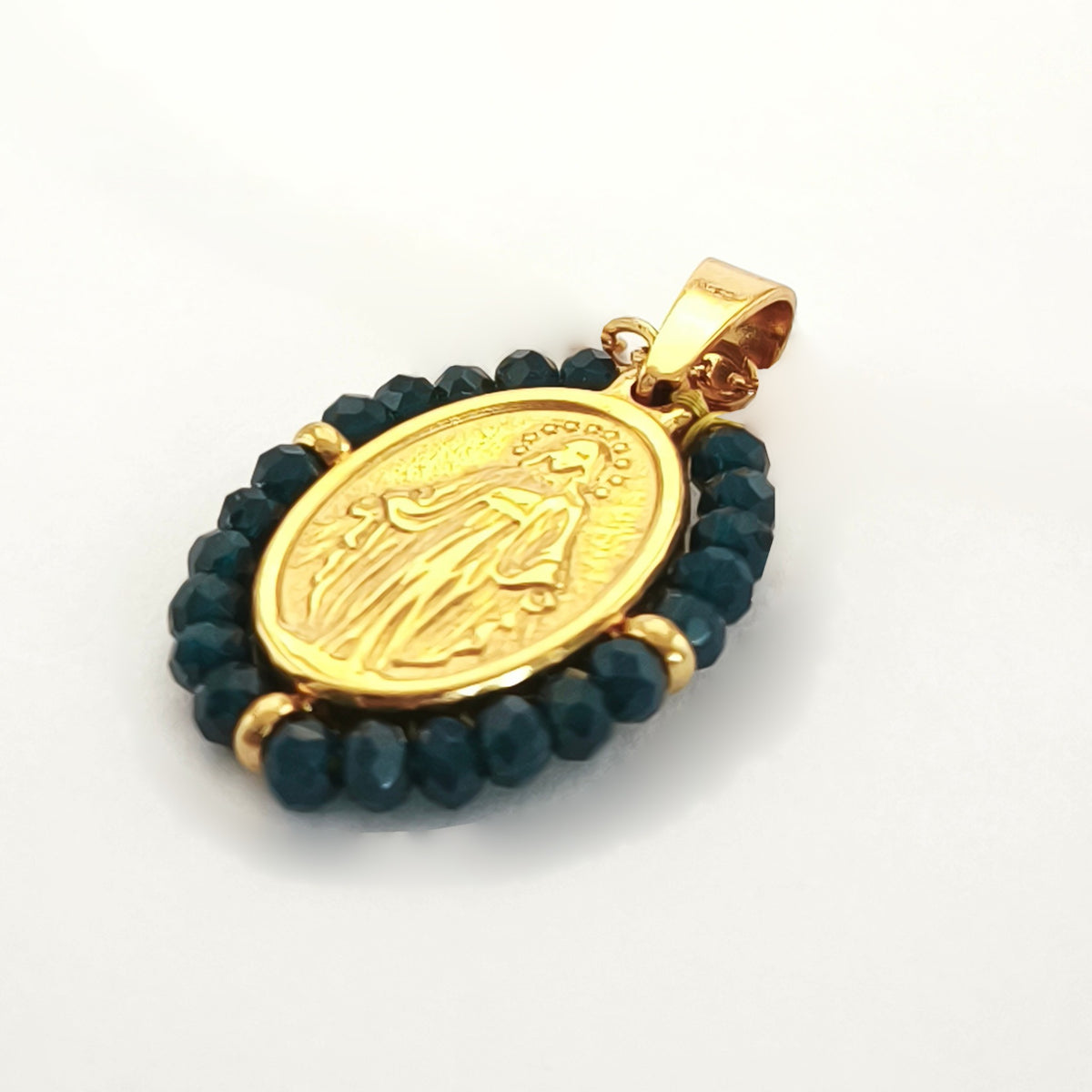 Pendente Orvalho dourado, com medalha de Nossa Senhora das Graças rodeada de contas petróleo, em perspetiva.