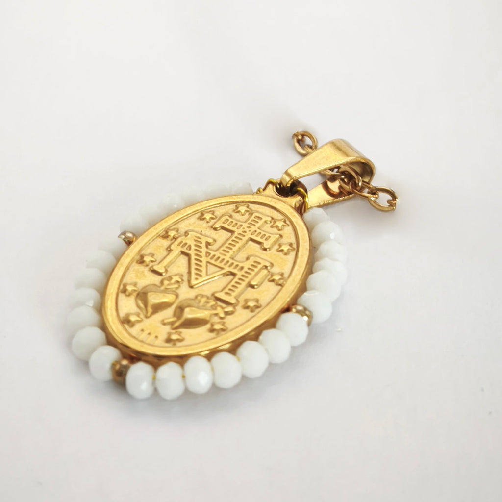 Pendente Auréola dourado, verso da medalha rodeada de contas brancas, com a letra M, a cruz, os dois corações e as doze estrelas.
