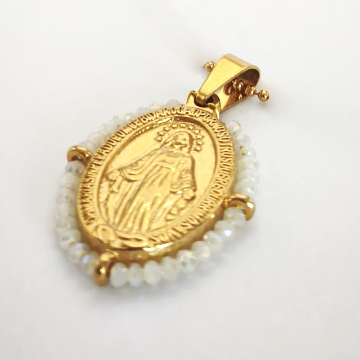 Pendente Auréola dourado, com medalha de Nossa Senhora das Graças rodeada de contas branco irisado, em perspetiva.