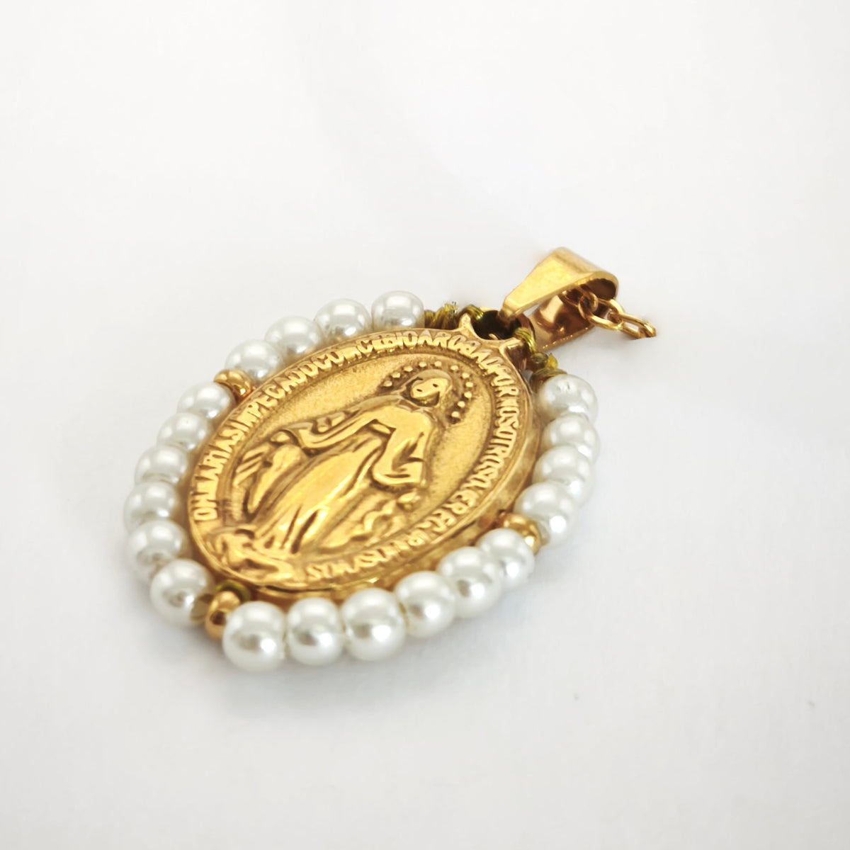 Pendente Auréola dourado, com medalha de Nossa Senhora das Graças rodeada de pérolas artificiais, em perspetiva.