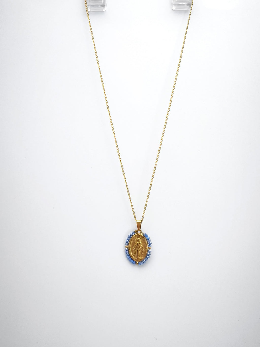 Fio Auréola dourado, com medalha de Nossa Senhora das Graças rodeada de contas azul céu, vista de frente.