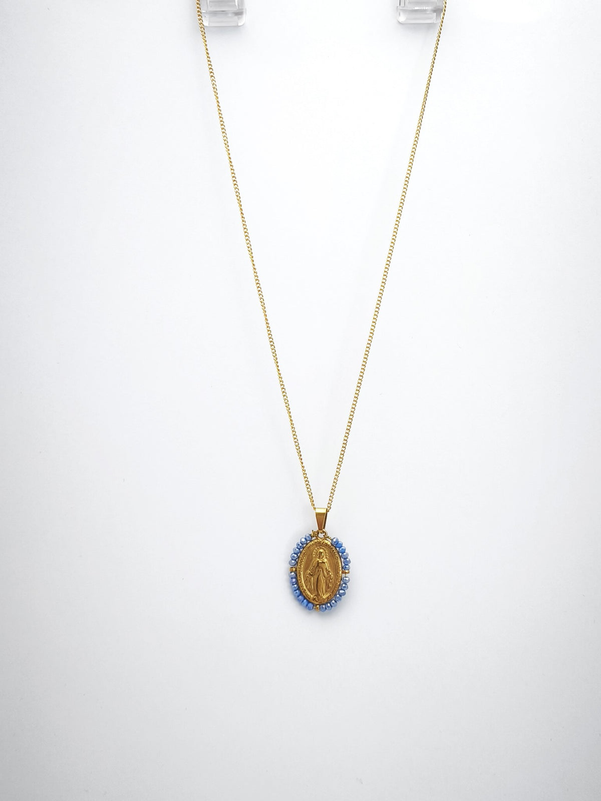 Fio Auréola dourado, com medalha de Nossa Senhora das Graças rodeada de contas azul céu, vista de frente.