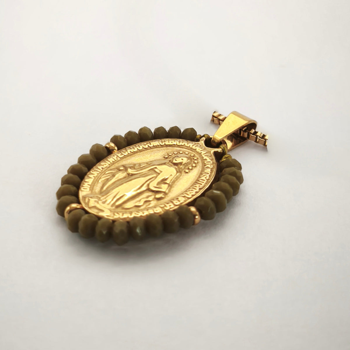 Pendente Auréola dourado, com medalha de Nossa Senhora das Graças rodeada de contas caqui, em perspetiva.