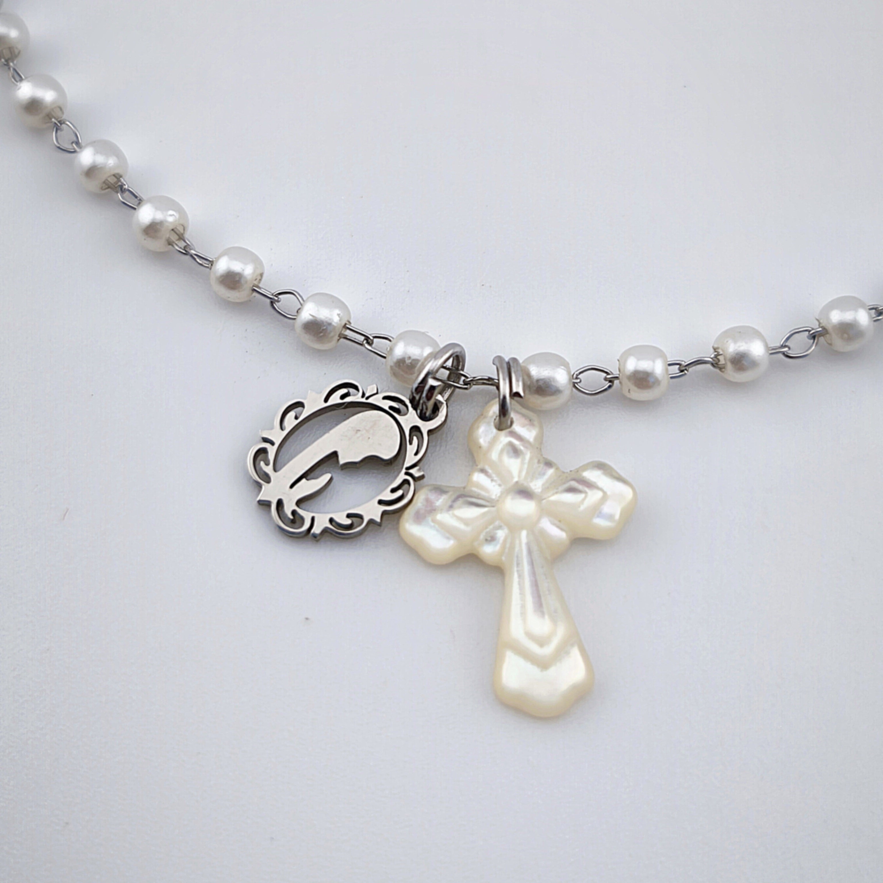 Colar Aço Inoxidável e Pérolas com Pendentes Religiosos | Joia de Fé