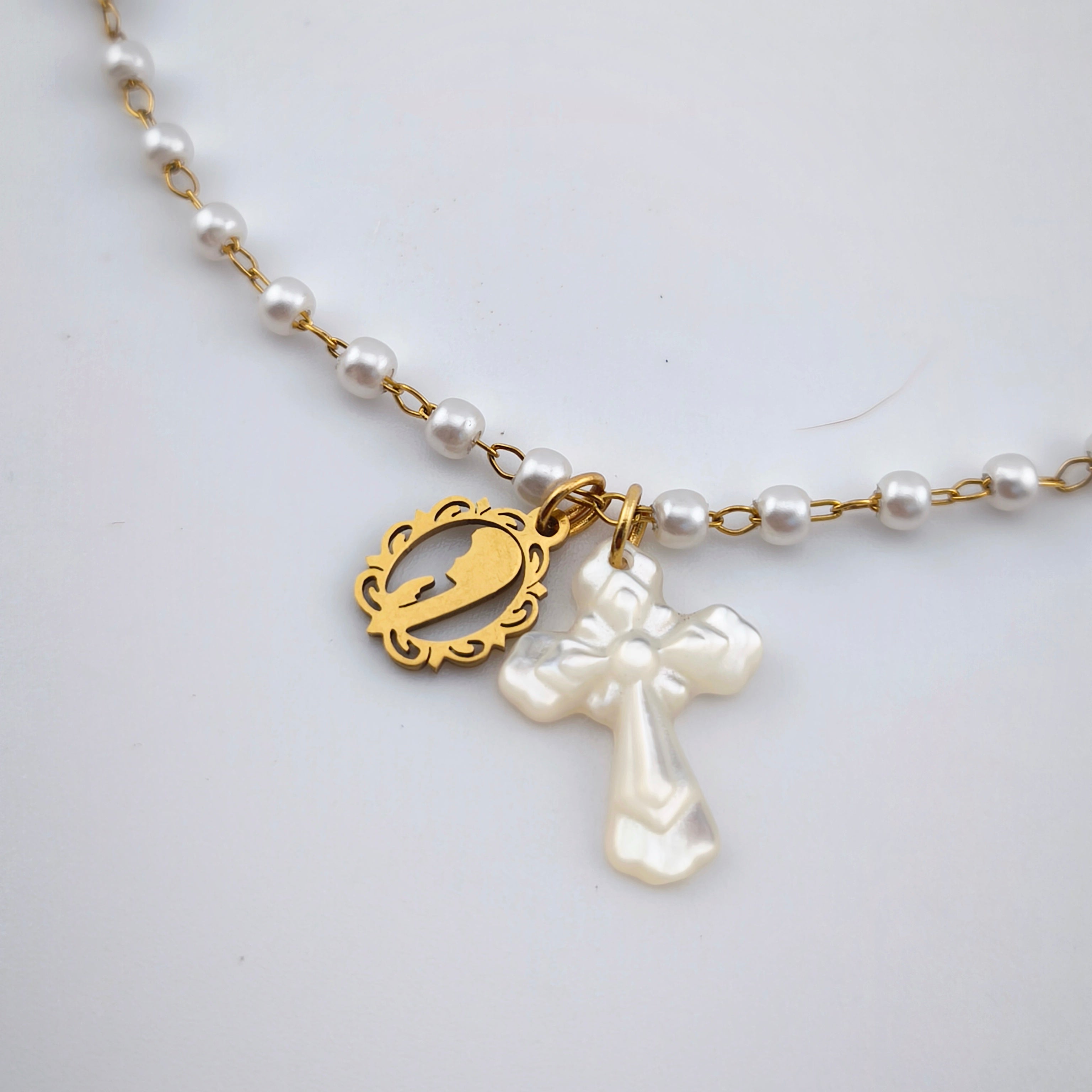 Colar Aço Inoxidável e Pérolas com Pendentes Religiosos | Joia de Fé