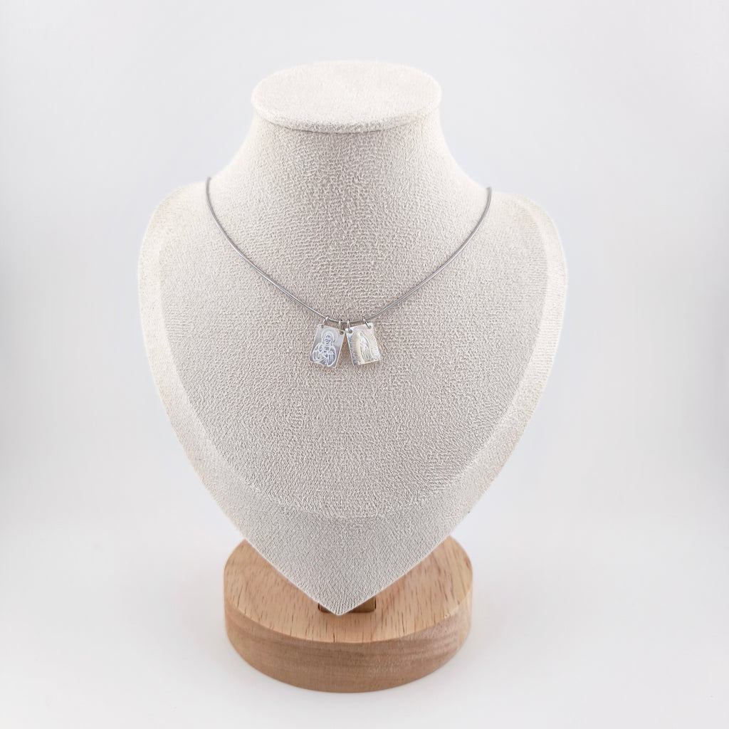 Colar gargantilha tipo escapulário em aço inoxidável prateado com duas medalhas em madre pérola. Coleção Escapulários | Joias de Fé