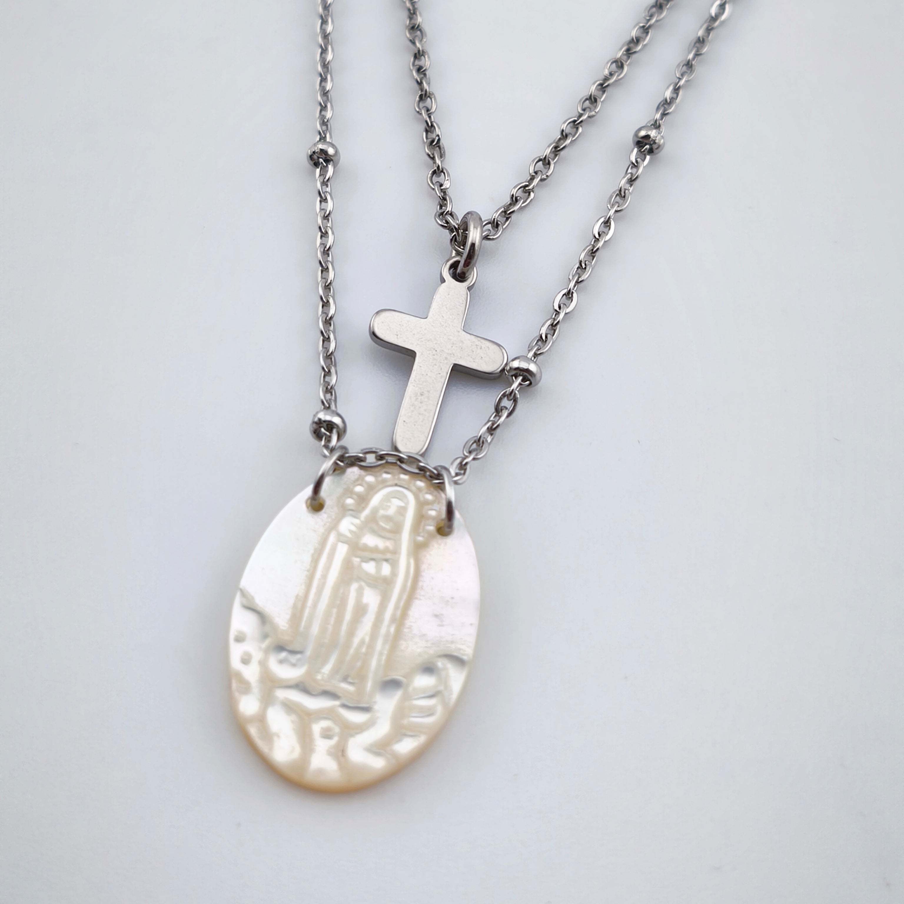 Colar Dupla Camada Aço Inoxidável com Cruz e Medalha N. Senhora das Graças | Joia de Fé