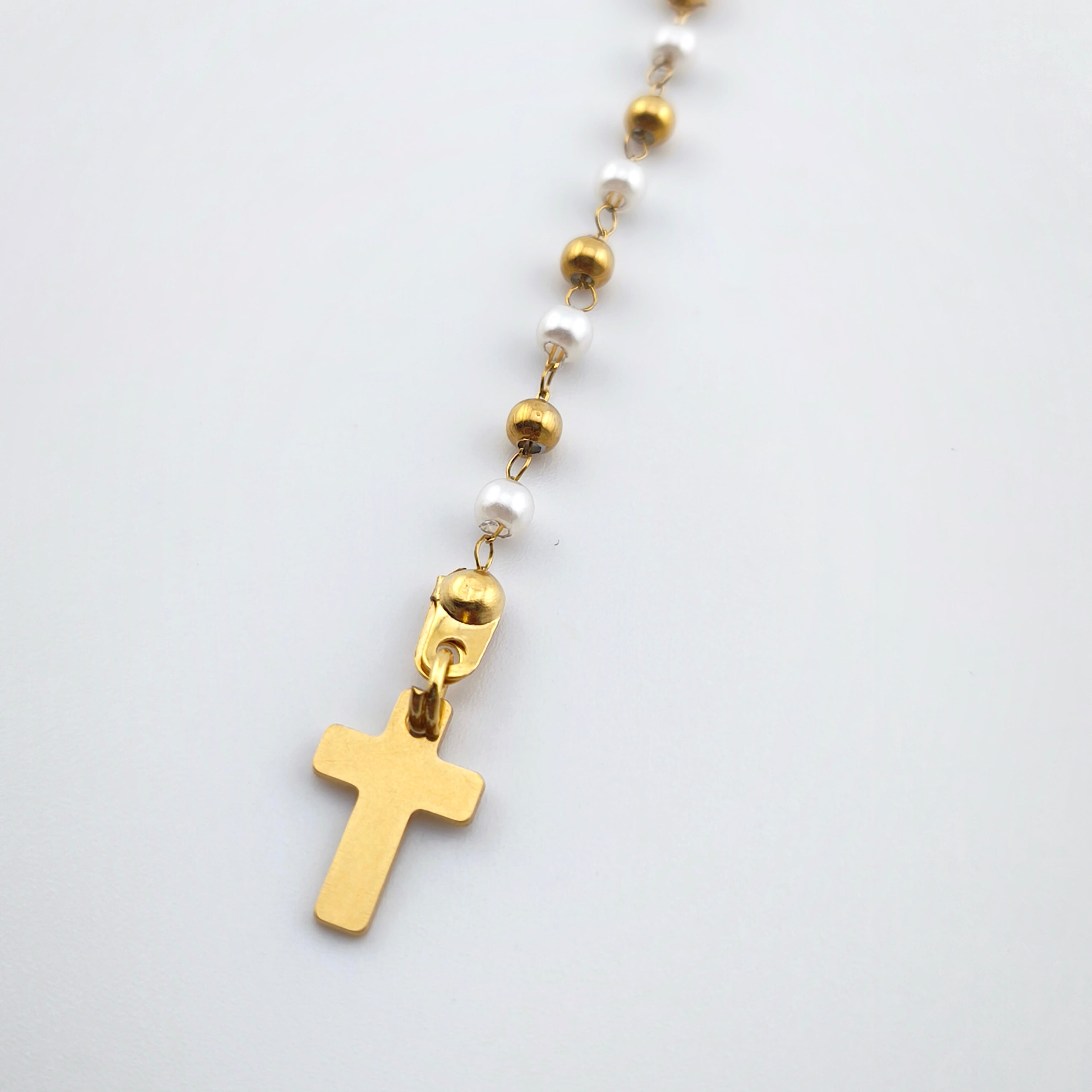 Colar Terço Nossa Senhora e Cruz - Aço Inoxidável, Pérolas e Contas | Joia de Fé