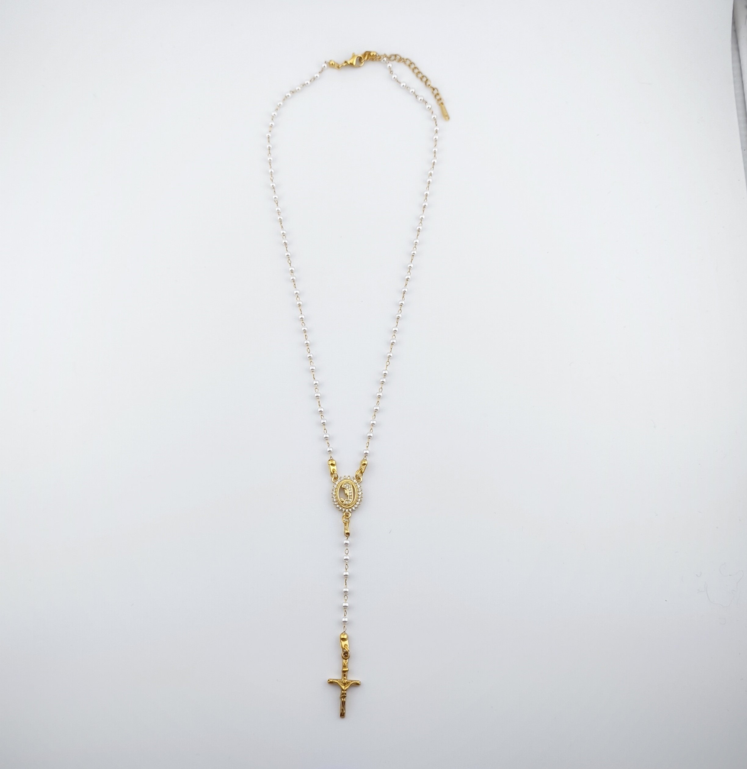 Colar Terço Nossa Senhora e Cruz - Aço Inoxidável e Pérolas | Joia de Fé
