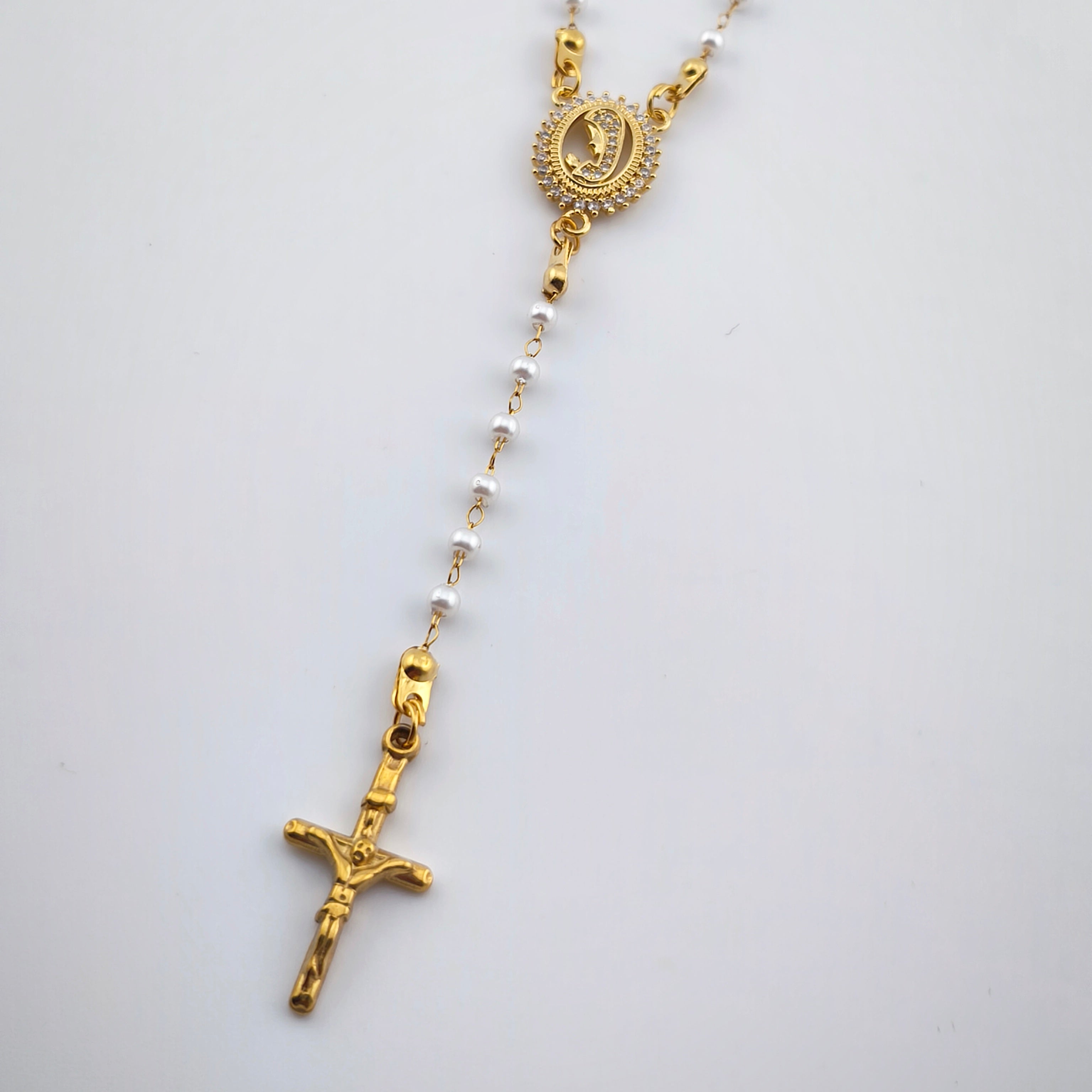 Colar Terço Nossa Senhora e Cruz - Aço Inoxidável e Pérolas | Joia de Fé