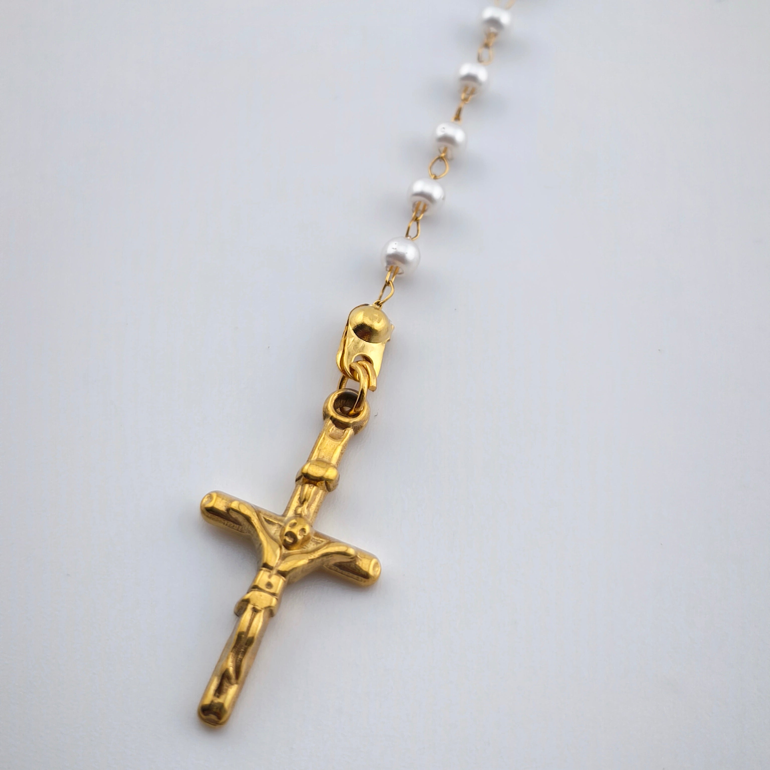 Colar Terço Nossa Senhora e Cruz - Aço Inoxidável e Pérolas | Joia de Fé