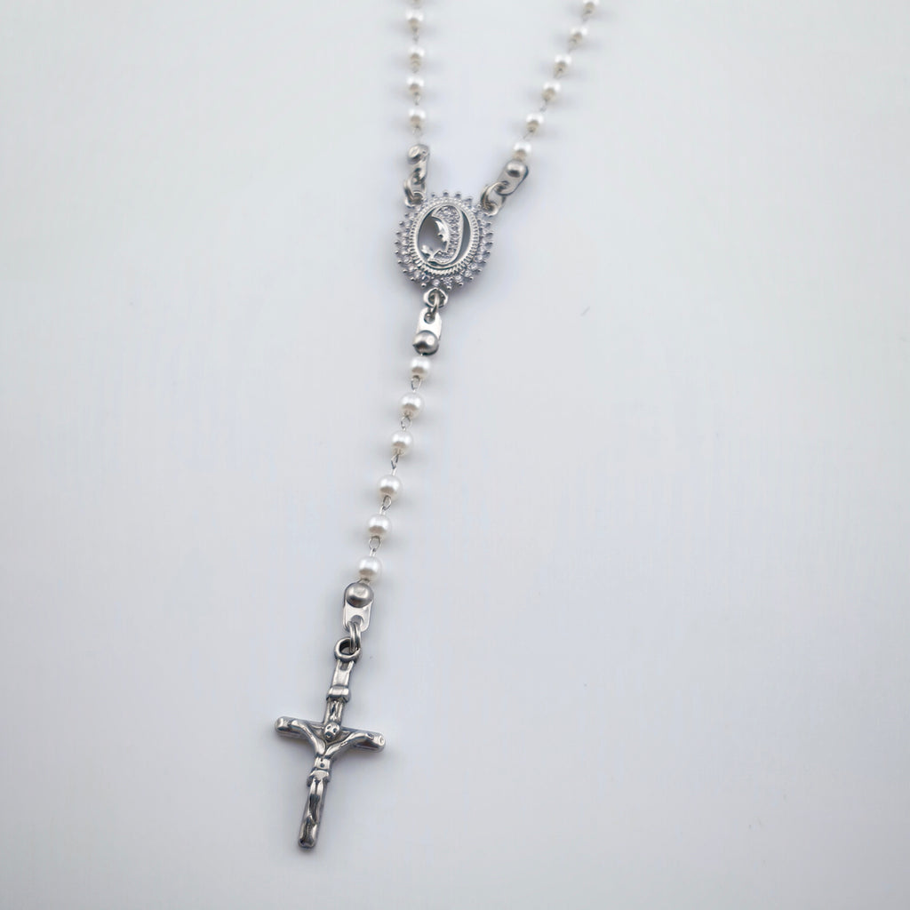 Colar Terço Nossa Senhora e Cruz - Aço Inoxidável e Pérolas | Joia de Fé
