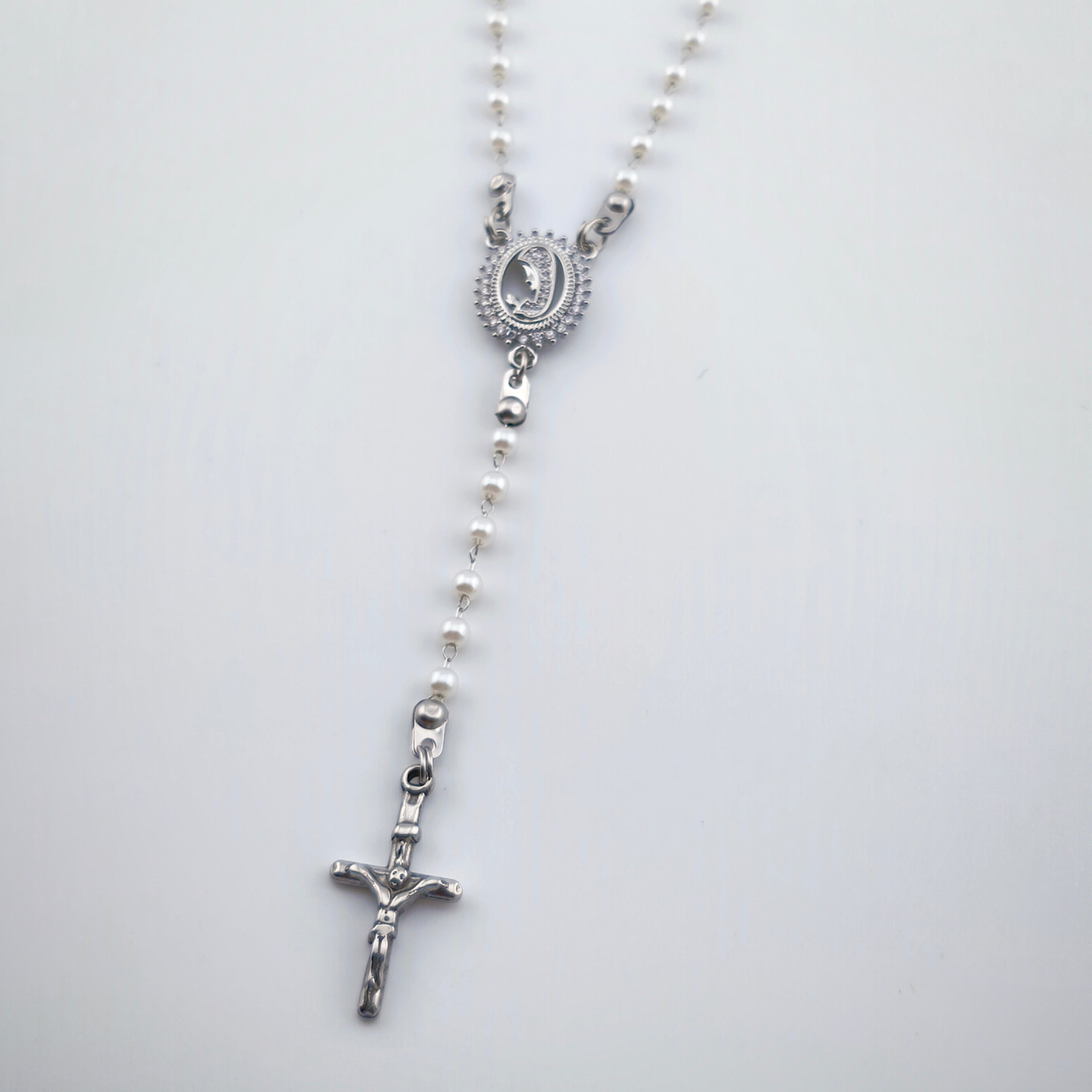 Colar Terço Nossa Senhora e Cruz - Aço Inoxidável e Pérolas | Joia de Fé