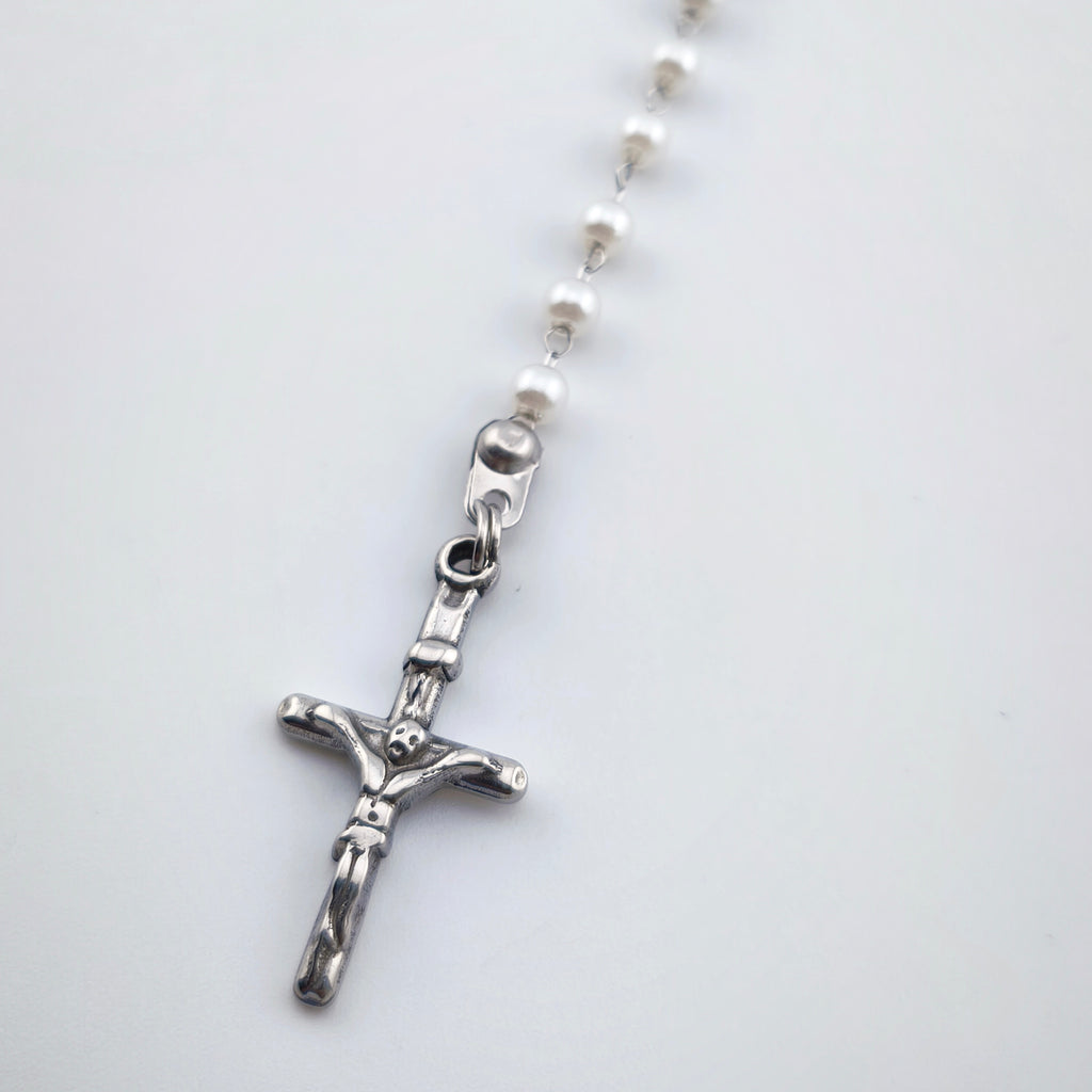 Colar Terço Nossa Senhora e Cruz - Aço Inoxidável e Pérolas | Joia de Fé