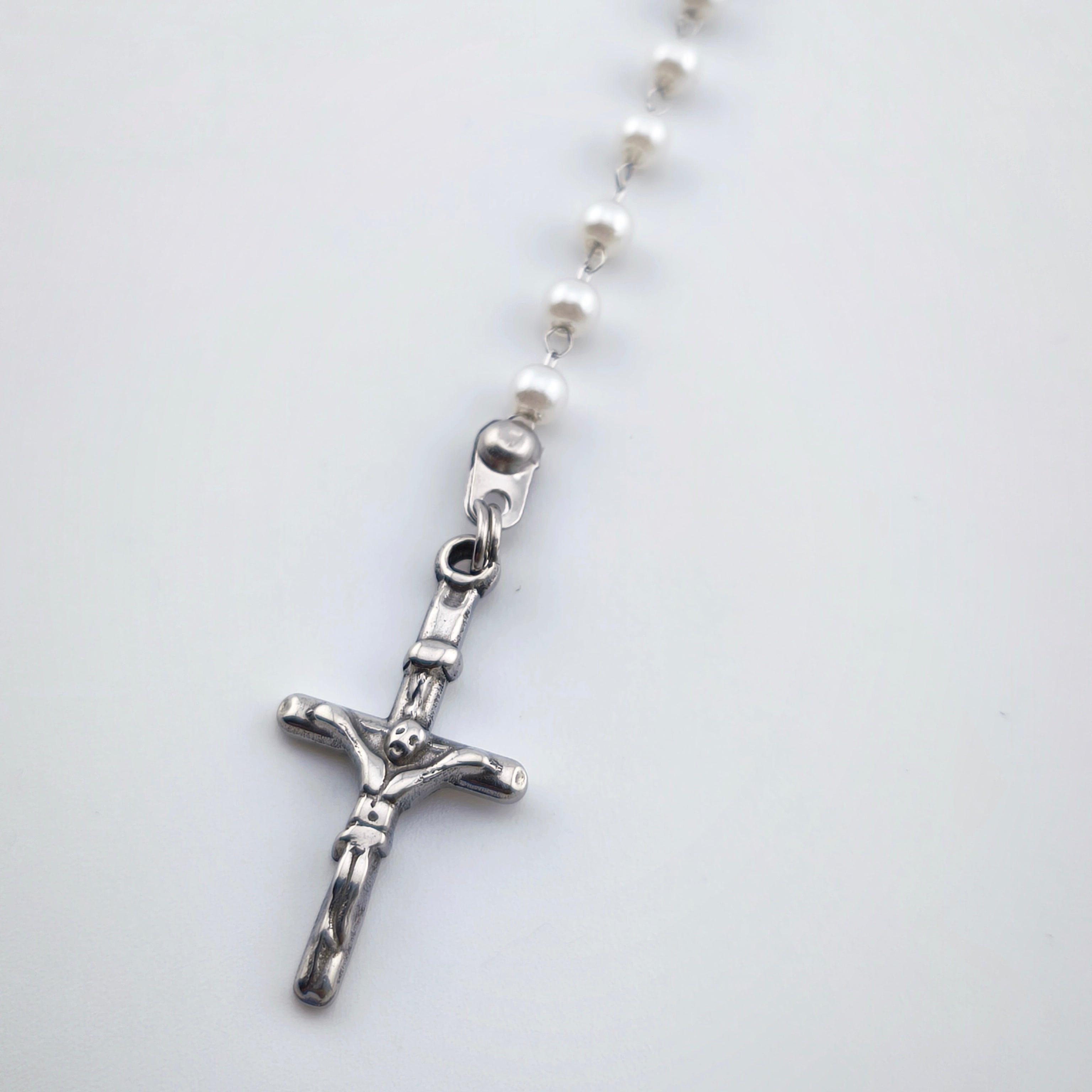 Colar Terço Nossa Senhora e Cruz - Aço Inoxidável e Pérolas | Joia de Fé