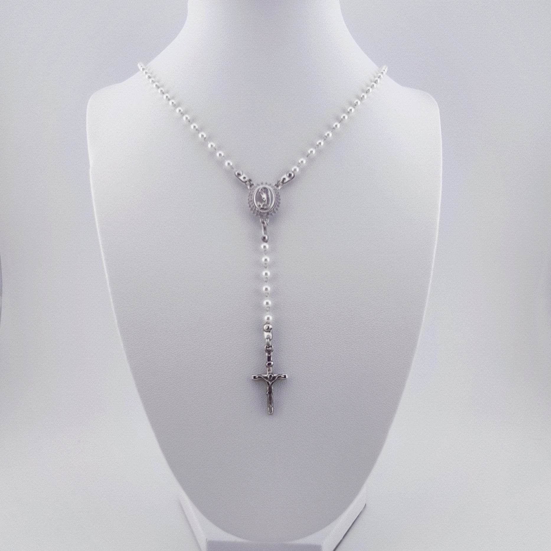Colar Terço Nossa Senhora e Cruz - Aço Inoxidável e Pérolas | Joia de Fé